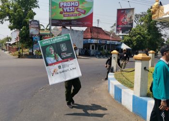 Satpol PP Ponorogo tertibkan Ratusan Spanduk APK di Jalan Protokol