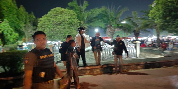 Razia dadakan Belasan Pengamen dan pengemis di Alun-alun Ponorogo Diamankan