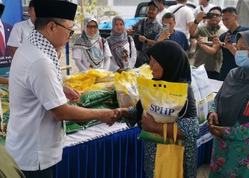 Kunjungi Ponorogo, Mendag Bagikan Beras SPHP Ke Ratusan Warga