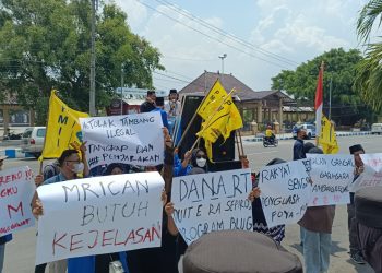 Demonstrasi Mahasiswa PMII Desak Penutupan Tambang Ilegal di Ponorogo