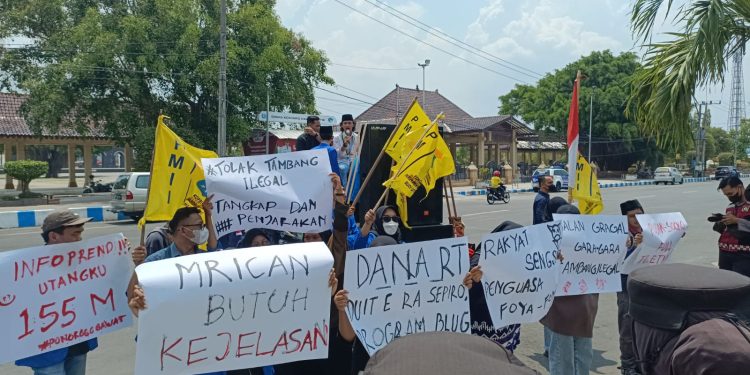 Demonstrasi Mahasiswa PMII Desak Penutupan Tambang Ilegal di Ponorogo