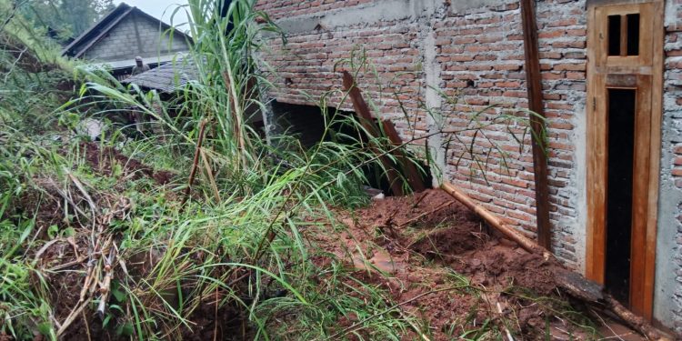 Tanah Longsor Terjang Rumah Warga di Bengkiring Ponorogo, 4 Warga Mengungsi