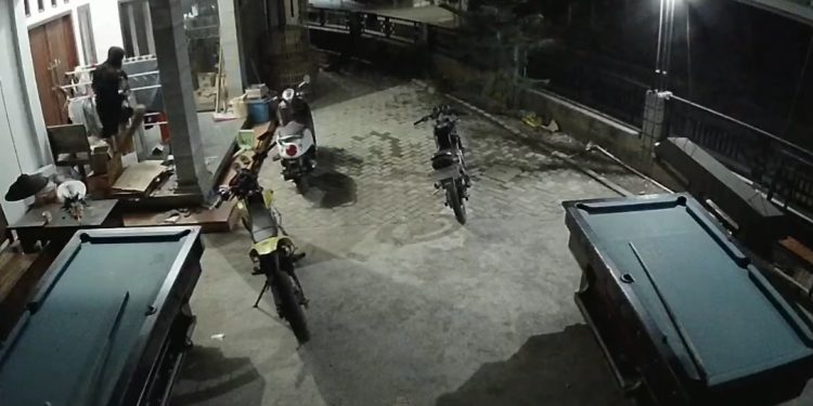 Warga Ponorogo Heboh, Pencuri Pakaian Dalam Perempuan Terekam CCTV