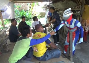 Caleg Ponorogo Kampanye Dengan Kostum Hero