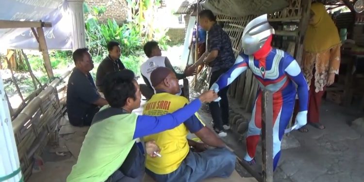 Caleg Ponorogo Kampanye Dengan Kostum Hero