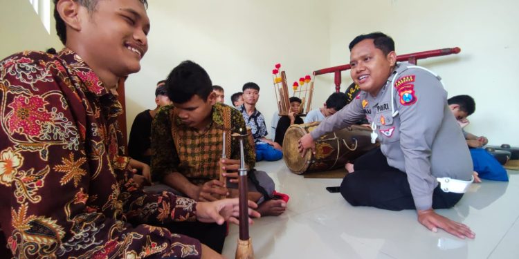 Polisi Ponorogo Dedikasikan Waktu Ajarkan Gamelan Reog Untuk Anak Berkebutuhan Khusus