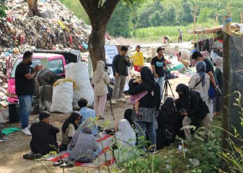 Stand Up Komedi Melawan Bau Sampah di TPA Mrican