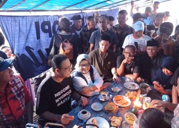 Anies Baswedan Sarapan Pagi di Warung Kopi Legendaris Ponorogo, Ratusan Warga Histeris