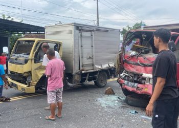 Langgar Marka, Mobil Box Tabrak Truk Hingga Ringsek di Ponorogo