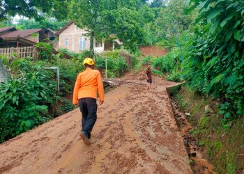 Desa Banaran Longsor, Akses Jalan Warga Tertutup Tanah