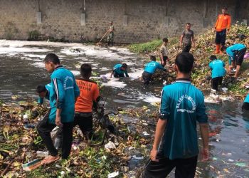 Ratusan Warga dan TNI Bersihkan Sungai Juanda, Antisipasi Banjir di Ponorogo