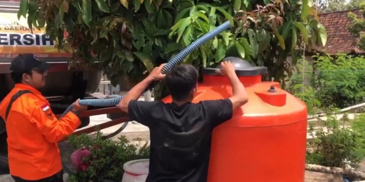 Hujan Berkah di Tengah Kemarau, Warga Ponorogo Manfaatkan Air Langit