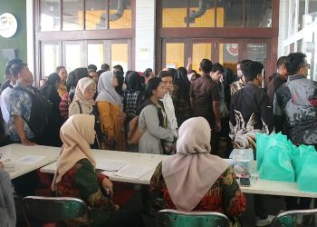 RIBUAN WARGA KABUPATEN PONOROGO BERBONDONG-BONDONG MENDATANGI JOB FAIR