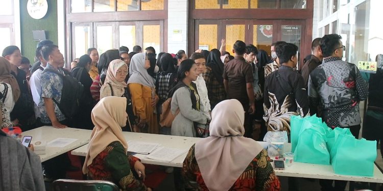 RIBUAN WARGA KABUPATEN PONOROGO BERBONDONG-BONDONG MENDATANGI JOB FAIR