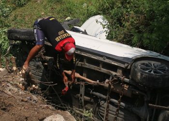 Mobil Warga Kauman Tabrak Espass dan Motor, Terjerumus ke Sungai Ponorogo
