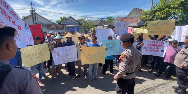 Ratusan Warga Geruduk Kejaksaan, Laporkan Dugaan Korupsi Dana Desa Temon