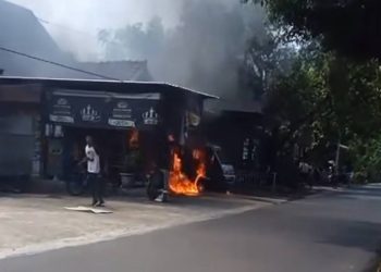 Detik-Detik Mobil Terbakar di Ponorogo, Api Diduga dari Bengkel Las