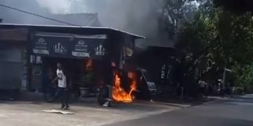 Detik-Detik Mobil Terbakar di Ponorogo, Api Diduga dari Bengkel Las